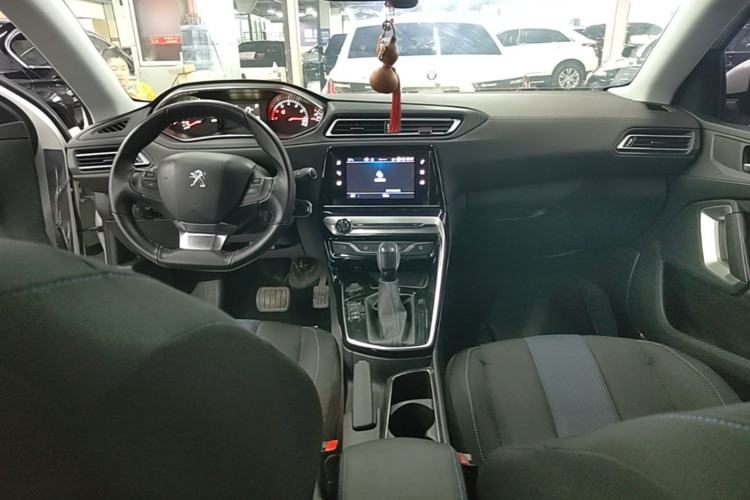 Used Peugeot 308 2018 230THP Automatic Luxury Edition Center Console