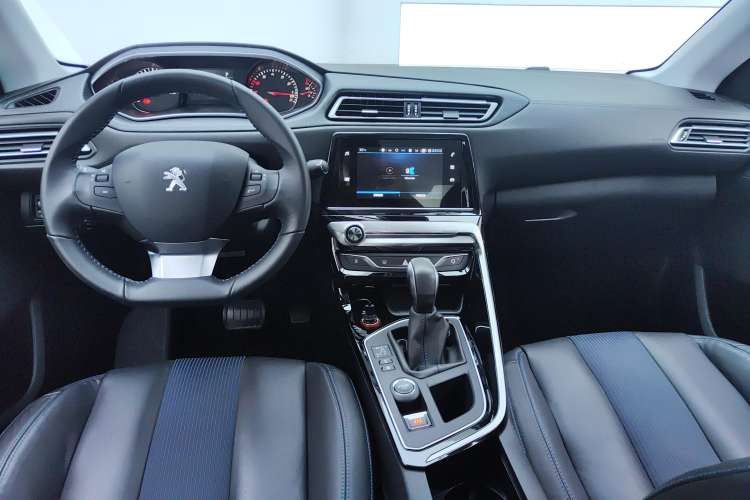 Used Peugeot 308 2018 350THP Automatic Prestige Edition Center Console