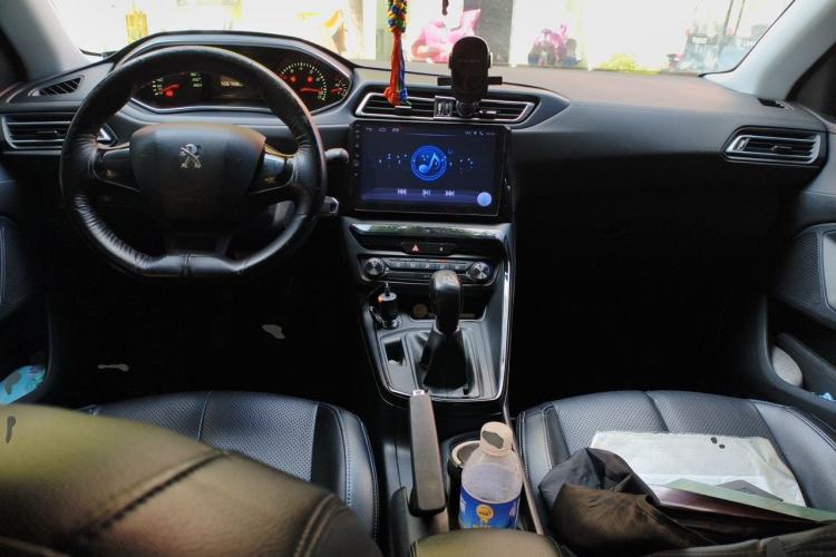 Used Peugeot 308 2018 1.6L Manual Fashion Edition Center Console