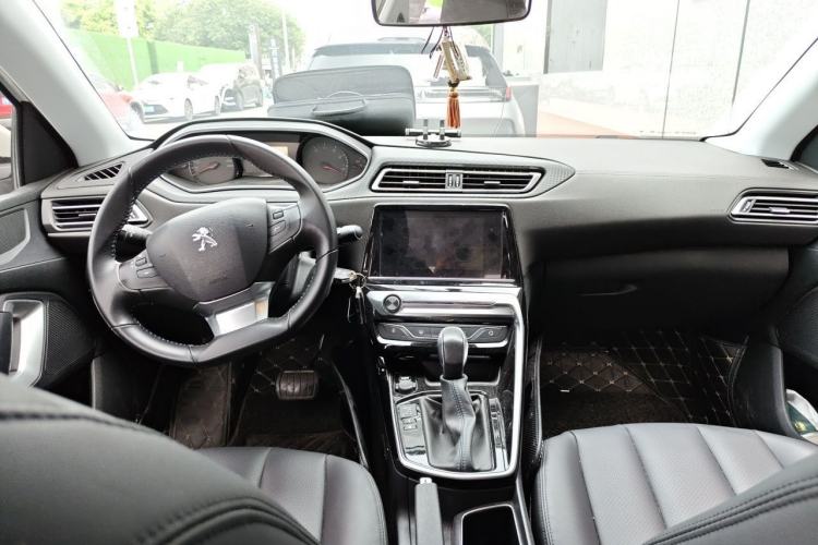 Used Peugeot 308 2018 230THP Automatic Luxury Edition Center Console