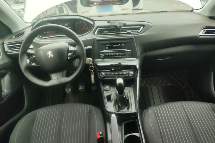 Used Peugeot 308 2018 1.6L Manual Fashion Edition Center Console