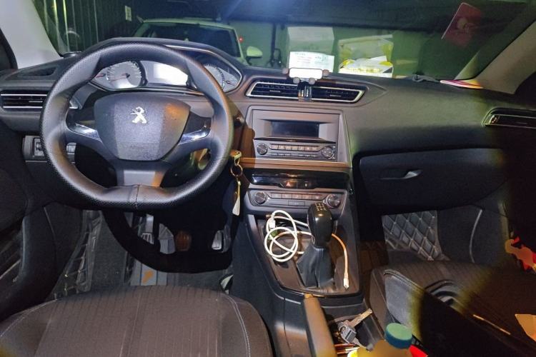 Used Peugeot 308 2018 1.6L Manual Fashion Edition Center Console