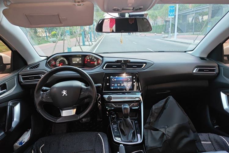 Used Peugeot 308 2018 1.6L Automatic Luxury Edition Center Console