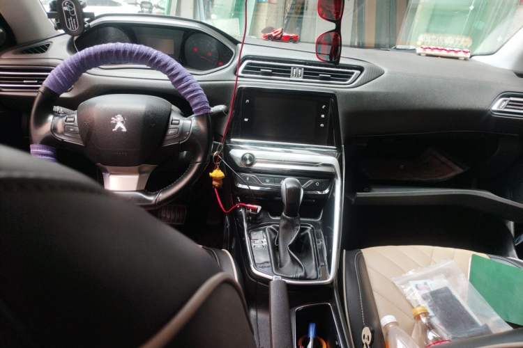Used Peugeot 308 2018 1.6L Automatic Luxury Edition Center Console