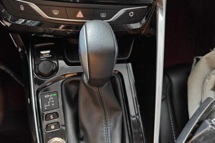 Used Peugeot 308 2018 1.6L Automatic Luxury Edition Gear Lever