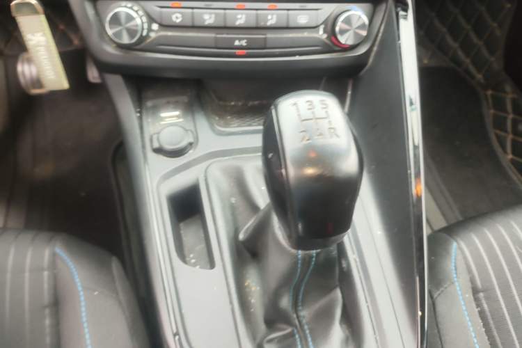 Used Peugeot 308 2018 1.6L Manual Fashion Edition Gear Lever