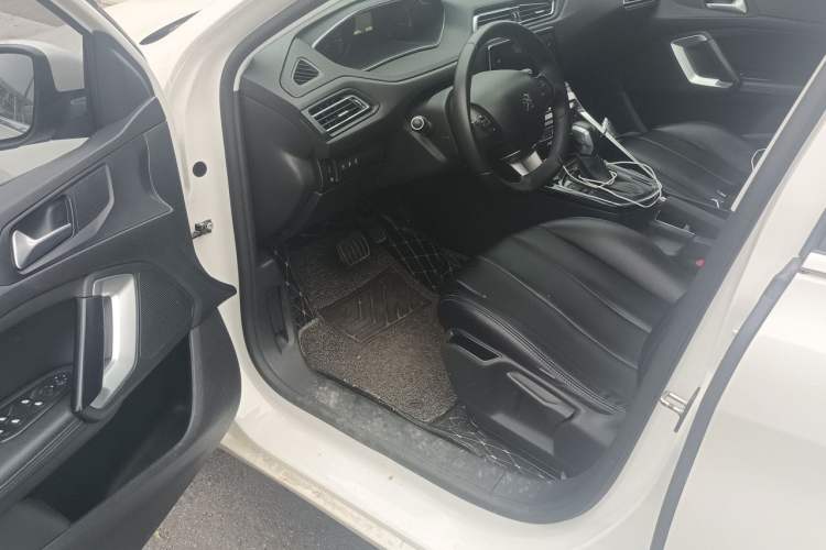 Used Peugeot 308 2018 1.6L Automatic Luxury Edition Interior 3