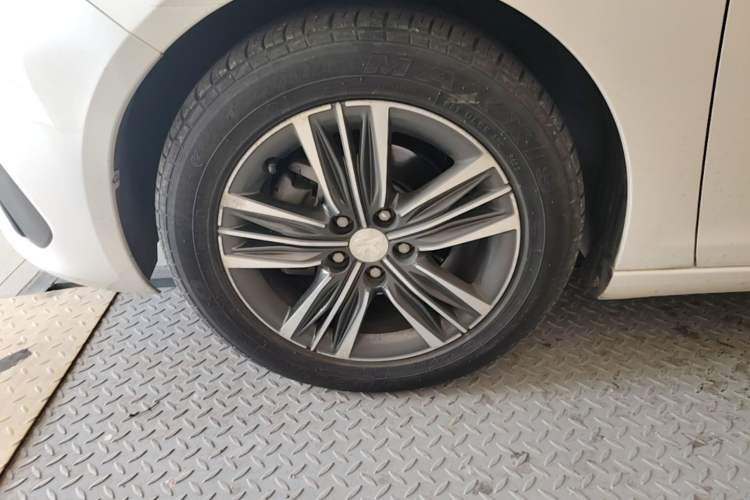 Used Peugeot 308 2018 1.6L Automatic Luxury Edition Left Front Wheel Hub