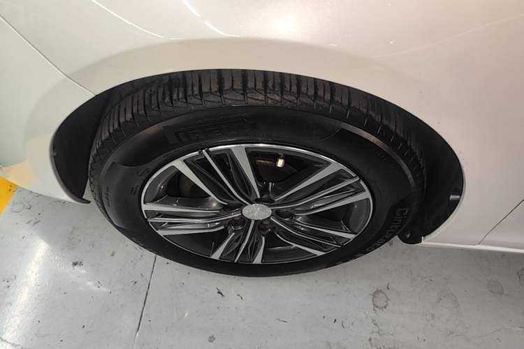 Used Peugeot 308 2018 1.6L Automatic Luxury Edition Left Front Wheel Hub