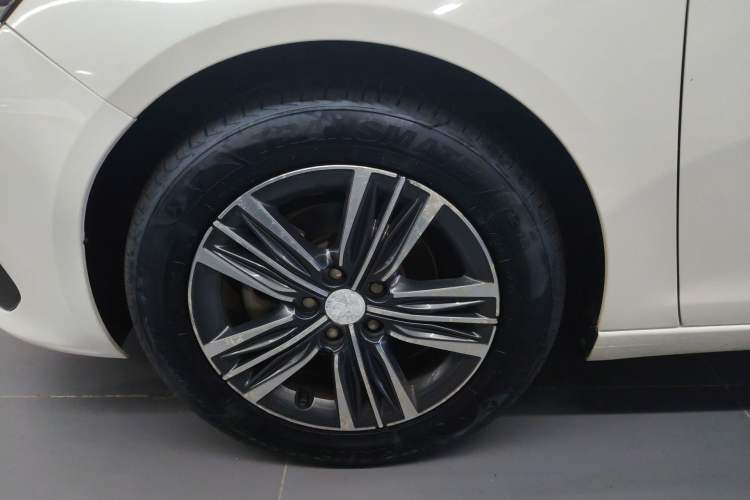 Used Peugeot 308 2018 1.6L Automatic Luxury Edition Left Front Wheel Hub