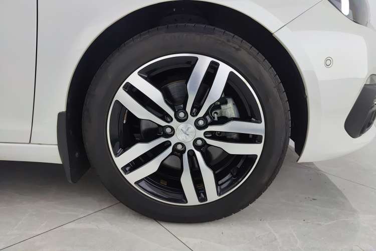 Used Peugeot 308 2018 350THP Automatic Prestige Edition Right Front Wheel Hub