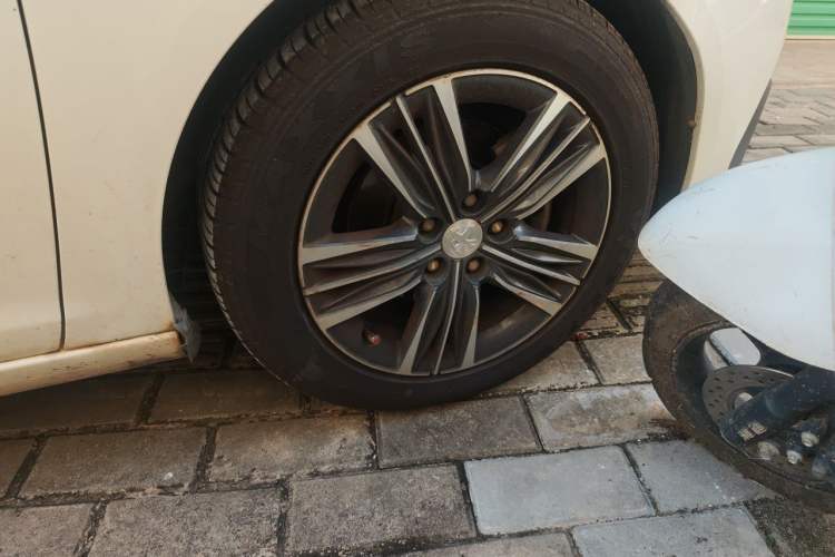 Used Peugeot 308 2018 1.6L Automatic Luxury Edition Right Front Wheel Hub
