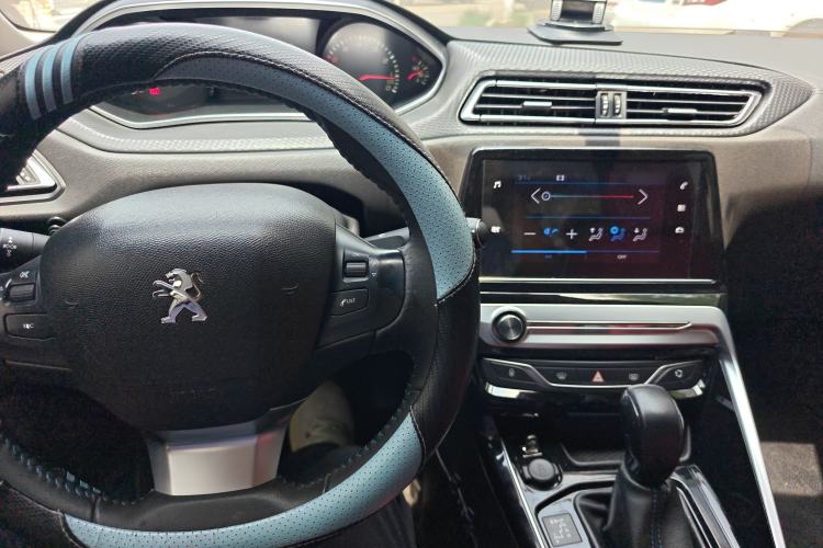 Used Peugeot 308 2019 1.6L Automatic Luxury Version China V Standard Center Console