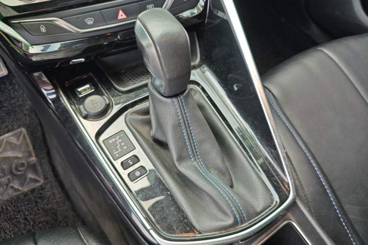 Used Peugeot 308 2019 1.6L Automatic Luxury Version China V Standard Gear Lever