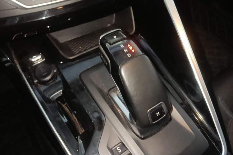 Used Peugeot 308 2019 230THP Automatic Luxury Edition China VI Standard Gear Lever