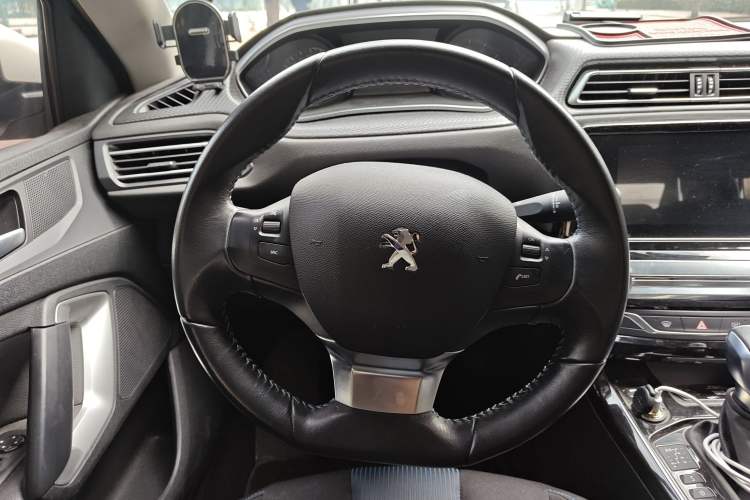 Used Peugeot 308 2019 1.6L Automatic Luxury Version China V Standard Steering Wheel