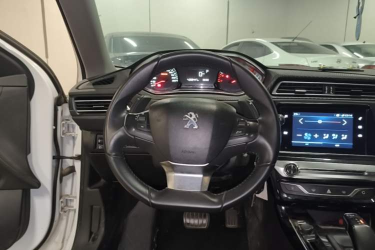 Used Peugeot 308 2019 230THP Automatic Luxury Edition China VI Standard Steering Wheel