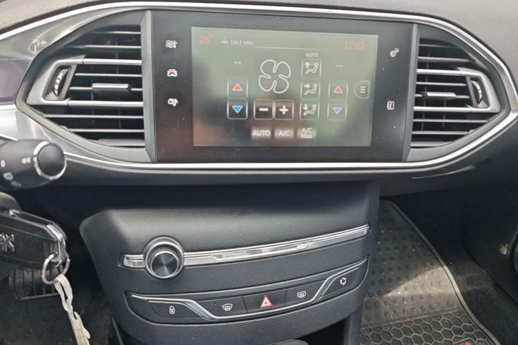 Used Peugeot 308S 2015 1.2T Automatic Jingchi Edition Audio And AC Panel