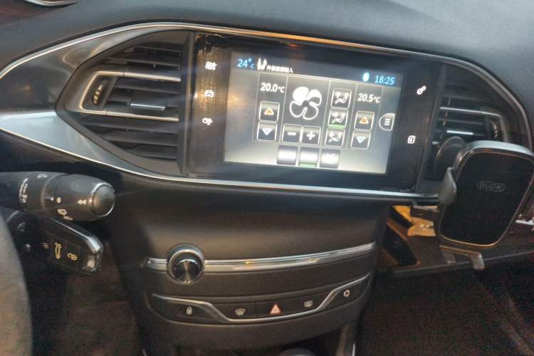 Used Peugeot 308S 2015 1.6T Automatic Jingchi Edition Audio And AC Panel
