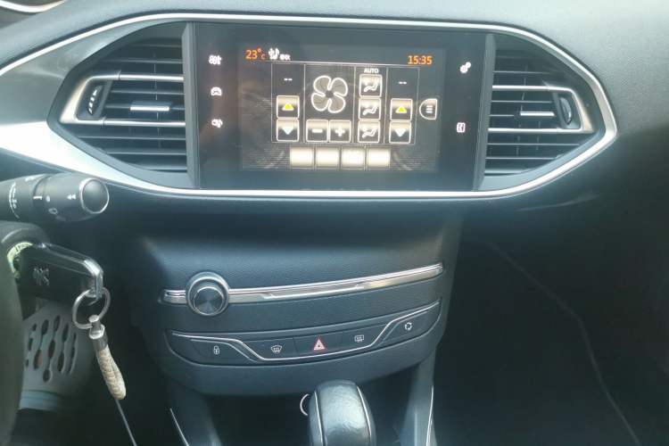 Used Peugeot 308S 2015 1.6T Automatic Jingchi Edition Audio And AC Panel