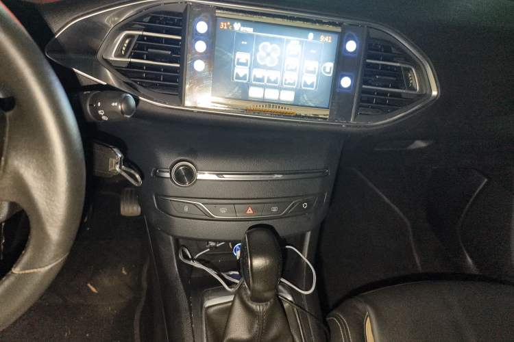 Used Peugeot 308S 2015 1.2T Automatic Jingchi Edition Audio And AC Panel