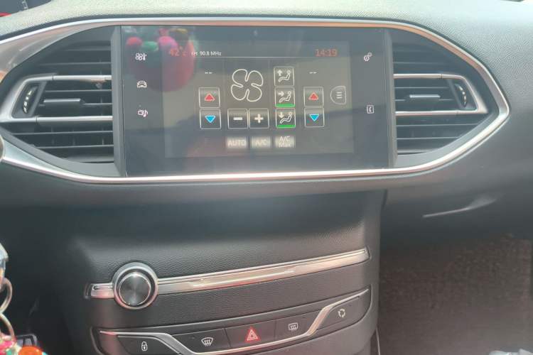 Used Peugeot 308S 2015 1.2T Automatic Jingchi Edition Audio And AC Panel