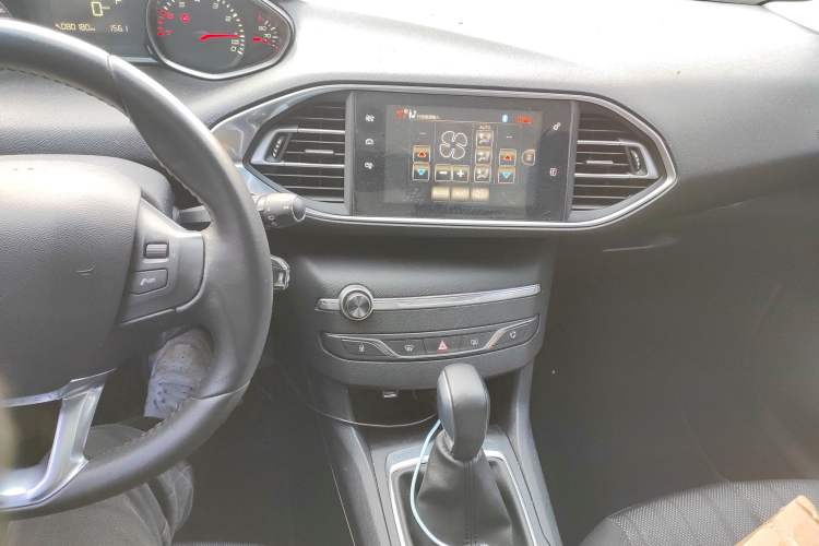 Used Peugeot 308S 2015 1.2T Automatic Jingchi Edition Audio And AC Panel