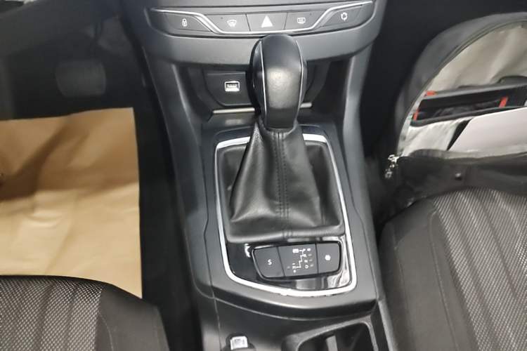 Used Peugeot 308S 2015 1.2T Automatic Jingchi Edition Audio And AC Panel