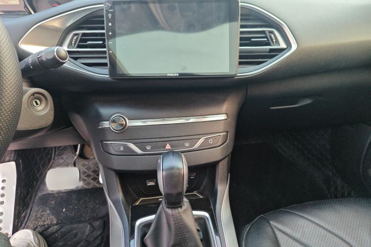 Used Peugeot 308S 2015 1.6T Automatic Jingchi Edition Audio And AC Panel