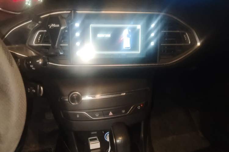 Used Peugeot 308S 2015 1.6T Automatic Jingchi Edition Audio And AC Panel