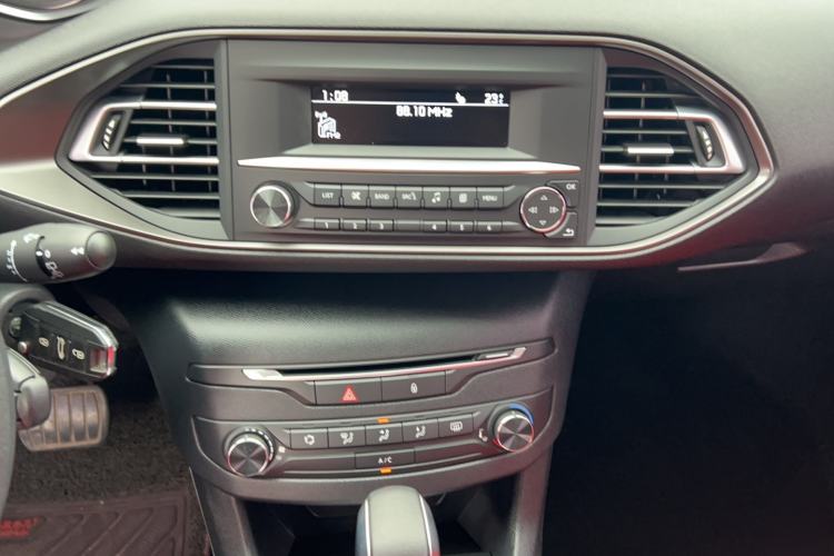Used Peugeot 308S 2015 1.2T Automatic Shangchi Edition Audio And AC Panel