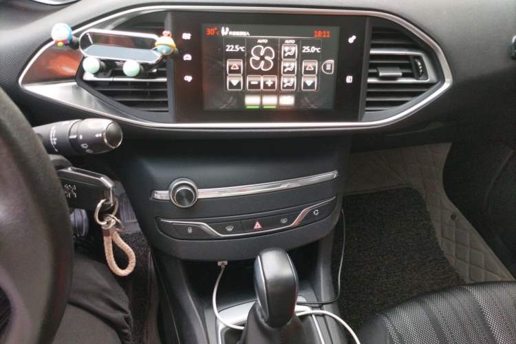 Used Peugeot 308S 2015 1.2T Automatic Jingchi Edition Audio And AC Panel