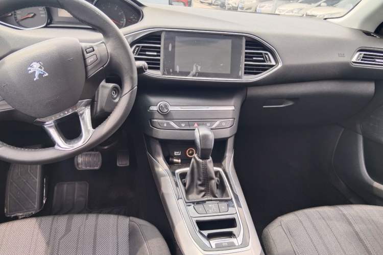 Used Peugeot 308S 2015 1.6T Automatic Jingchi Edition Audio And AC Panel