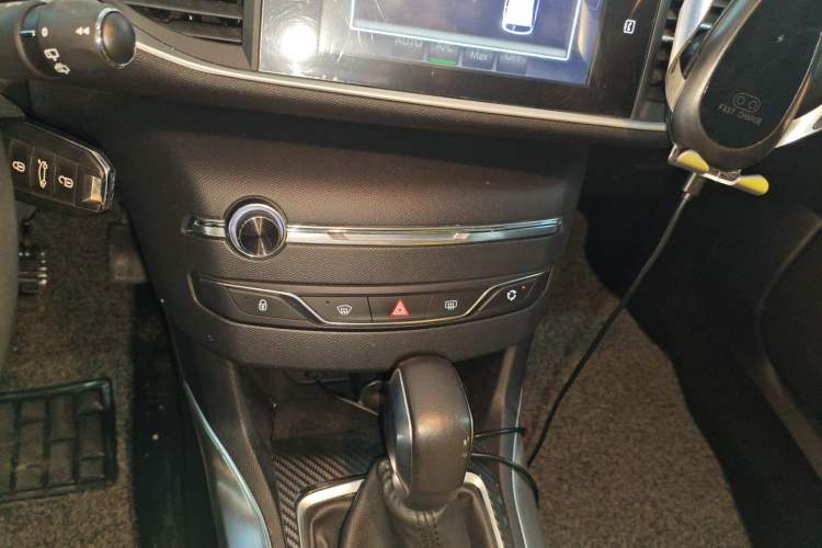 Used Peugeot 308S 2015 1.6T Automatic Jingchi Edition Audio And AC Panel