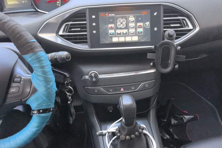 Used Peugeot 308S 2015 1.2T Automatic Jingchi Edition Audio And AC Panel