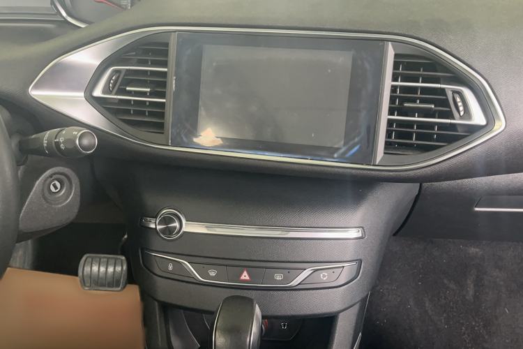 Used Peugeot 308S 2015 1.6T Automatic Jingchi Edition Audio And AC Panel
