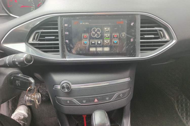 Used Peugeot 308S 2015 1.6T Automatic Jingchi Edition Audio And AC Panel