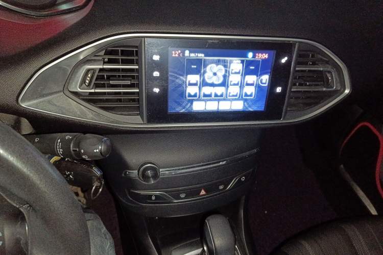 Used Peugeot 308S 2015 1.2T Automatic Jingchi Edition Audio And AC Panel