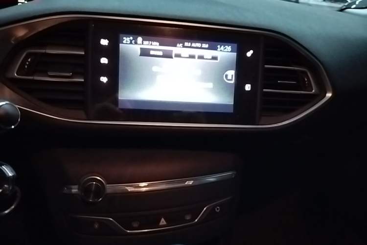 Used Peugeot 308S 2015 1.2T Automatic Jingchi Edition Audio And AC Panel