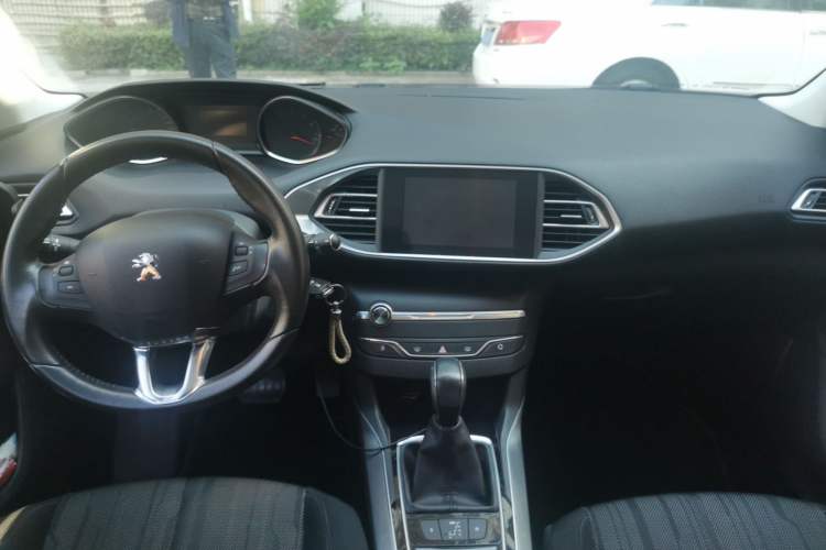 Used Peugeot 308S 2015 1.6T Automatic Jingchi Edition Center Console