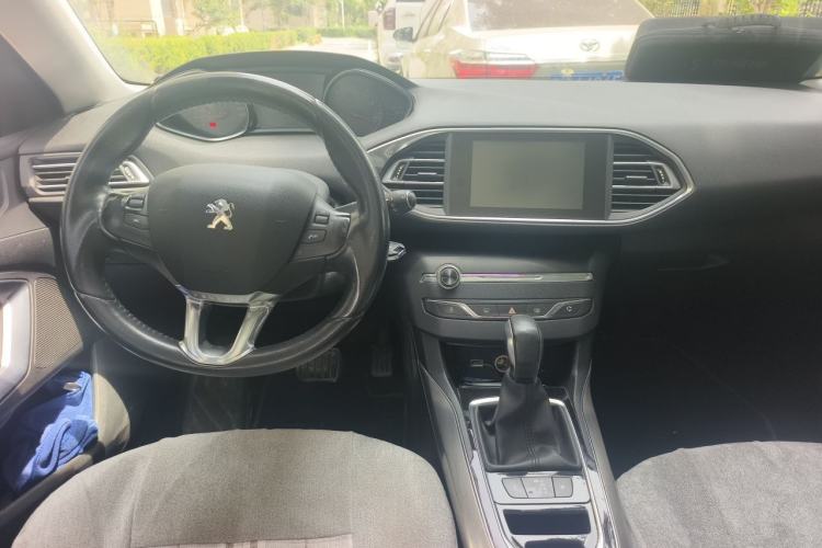 Used Peugeot 308S 2015 1.6T Automatic Jingchi Edition Center Console