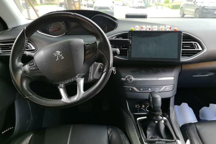 Used Peugeot 308S 2015 1.6T Automatic Jingchi Edition Center Console