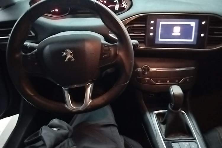 Used Peugeot 308S 2015 1.2T Automatic Jingchi Edition Center Console
