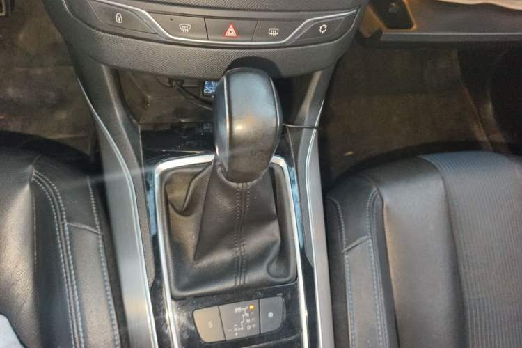 Used Peugeot 308S 2015 1.6T Automatic Jingchi Edition Gear Lever
