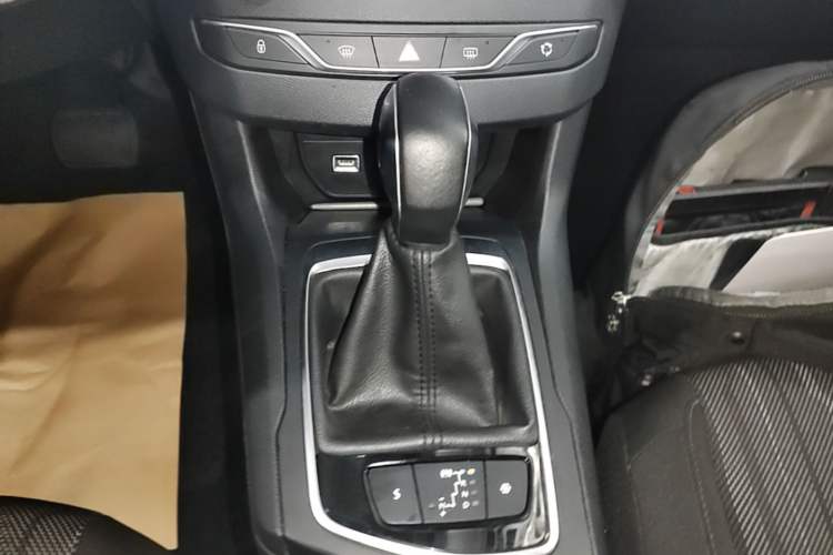 Used Peugeot 308S 2015 1.2T Automatic Jingchi Edition Gear Lever