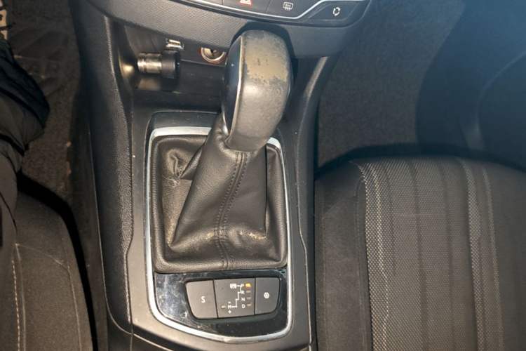 Used Peugeot 308S 2015 1.2T Automatic Jingchi Edition Gear Lever