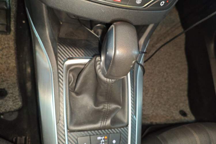 Used Peugeot 308S 2015 1.6T Automatic Jingchi Edition Gear Lever