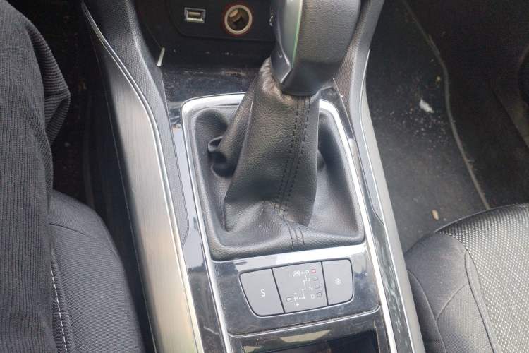 Used Peugeot 308S 2015 1.6T Automatic Jingchi Edition Gear Lever
