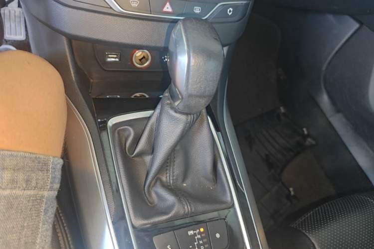 Used Peugeot 308S 2015 1.6T Automatic Jingchi Edition Gear Lever