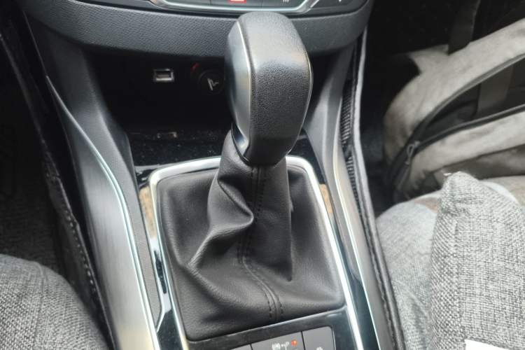 Used Peugeot 308S 2015 1.6T Automatic Jingchi Edition Gear Lever